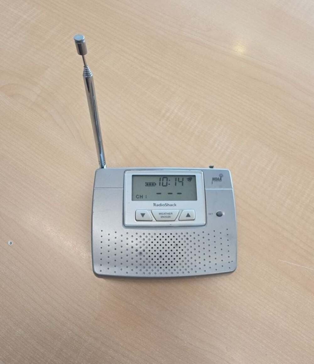RadioShack 12-260 NOAA Weather Alert Radio with LCD Clock Alarm Tested & Works!